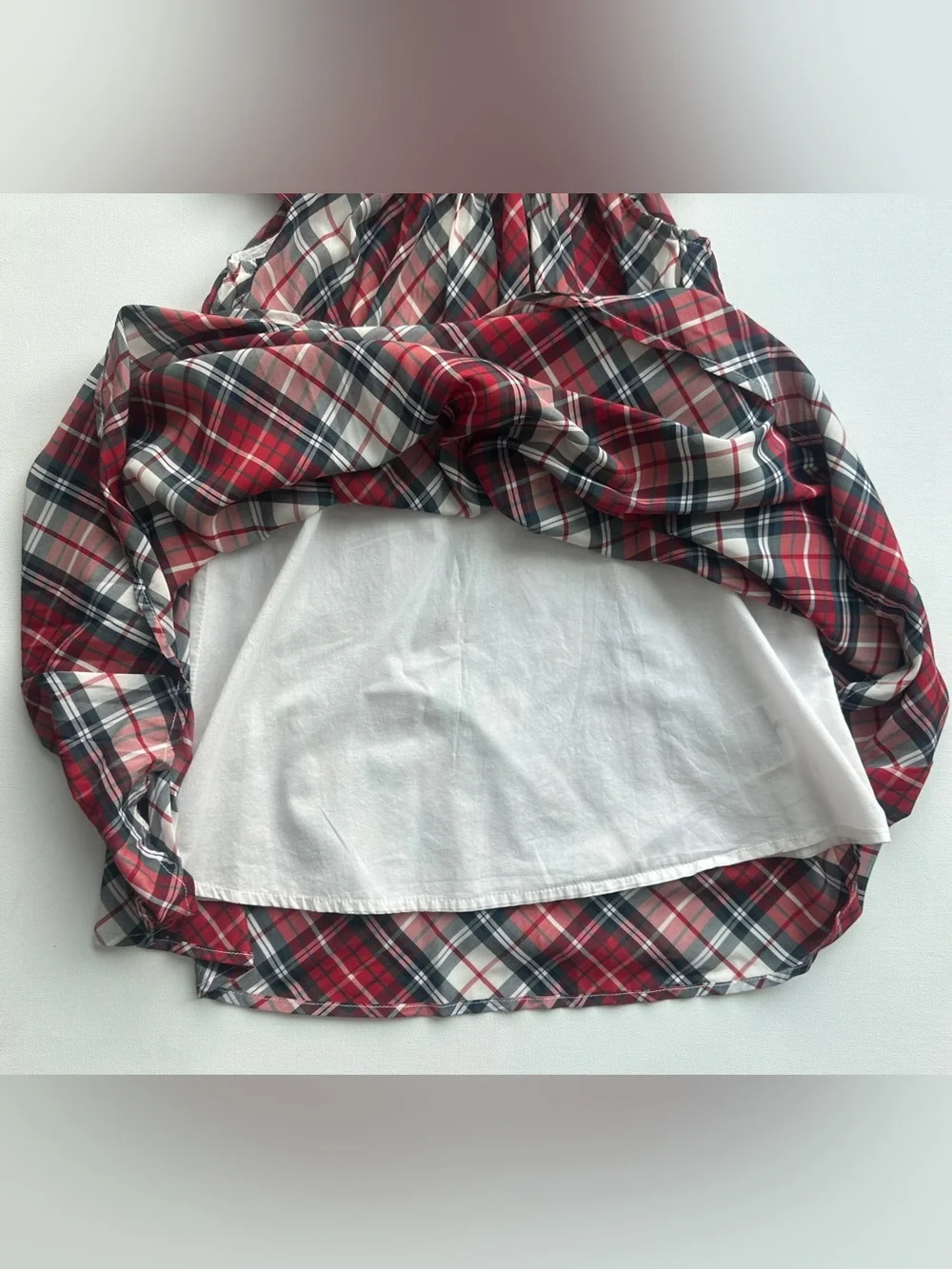 Gap girl’s red plaid pleated flutter dress features classic holiday.  Size 4T.